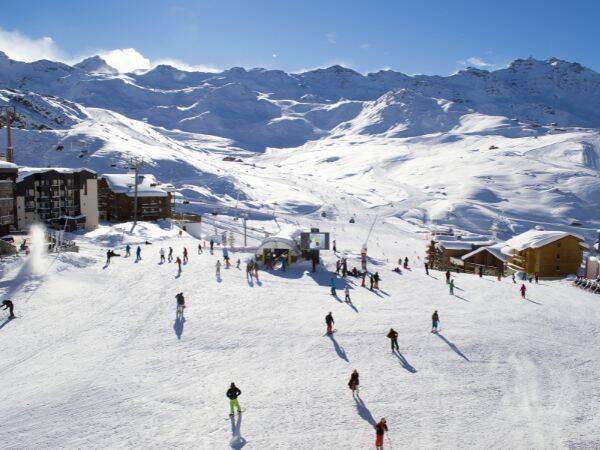 Jak przygotować się do zimowej wyprawy na narty w Alpach?
